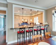 Полубарные стулья на кухне: новое прочтение барной мебели в жилом доме