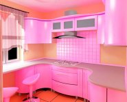 Розовая кухня — динамичное решение для активных людей
