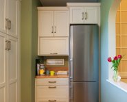Холодильник на кухне: варианты размещения, правила выбора
