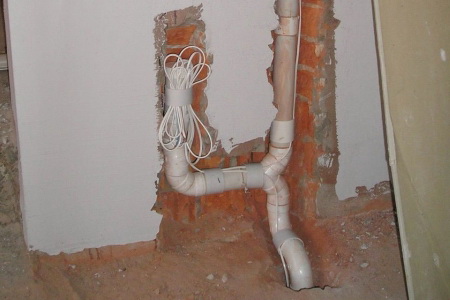 Если ваша кухня только на стадии строительно ремонтных работ, то нелишним будет спрятать трубы в стены.