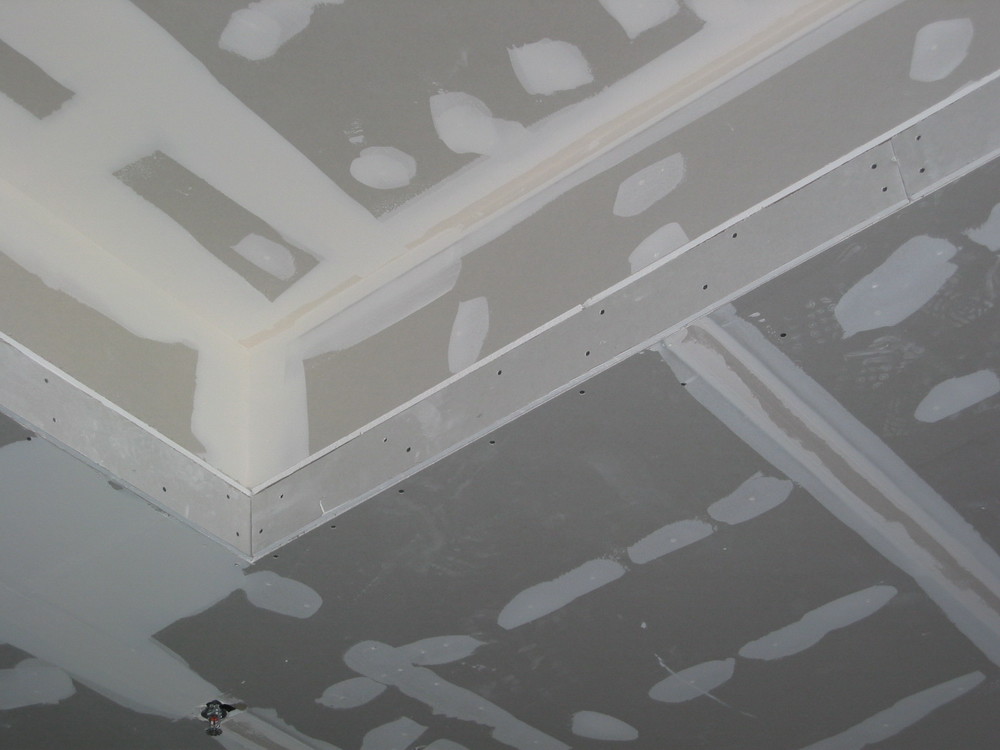 При помощи гипсокартона можно создать потолок любой формы.