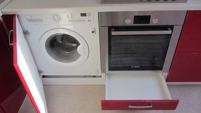 Устанавливая стиральную машину на кухне вы экономите место в ванной комнате.