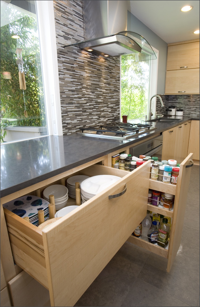 Основной задачей таких конструкций является сохранение полезного объема кухонного шкафа