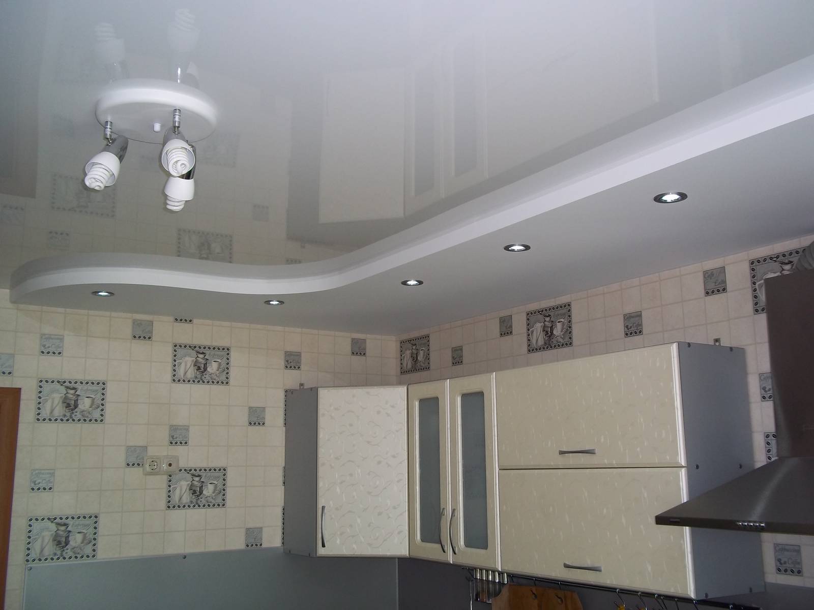 Потолок из гипсокартона для кухни