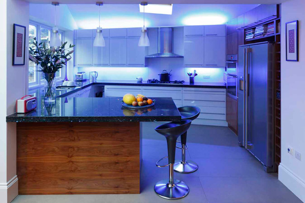 Голубая подсветка кухни