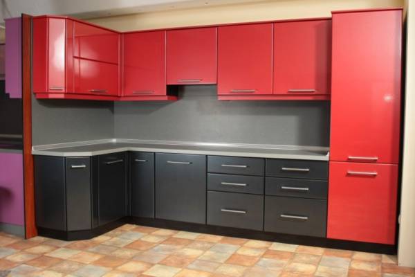 Кухонные модули красного и чёрного цвета