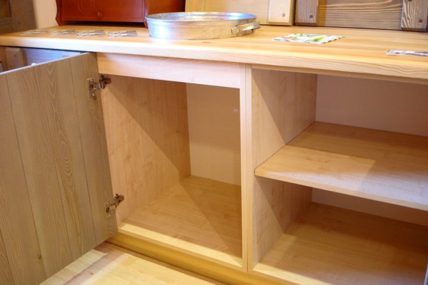 Глубокий напольный шкаф с деревянным цоколем