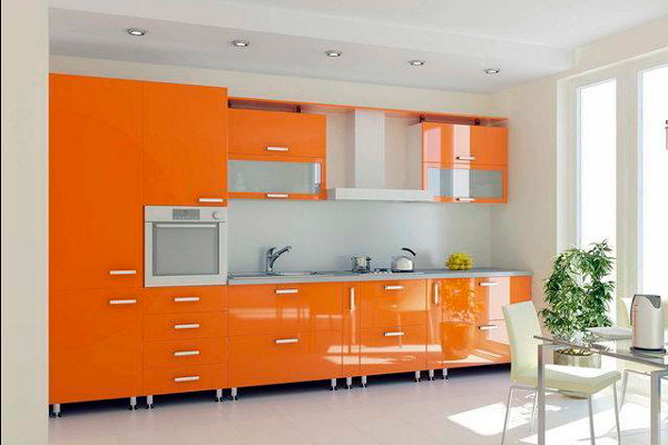 Оранжевая кухня наполненная светом