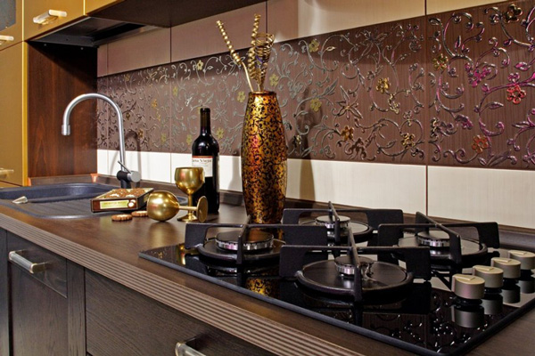 Кафельная плитка с виниловыми наклейками в качестве кухонного фартука