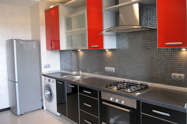 Алюминиевый профиль в дизайне черно-красной кухни