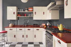 Серые стены и белая кухня с красной столешницей